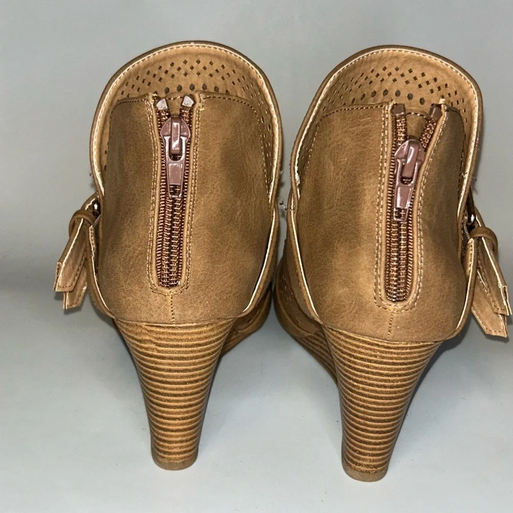 NWOT Report women’s ankle wedge booties